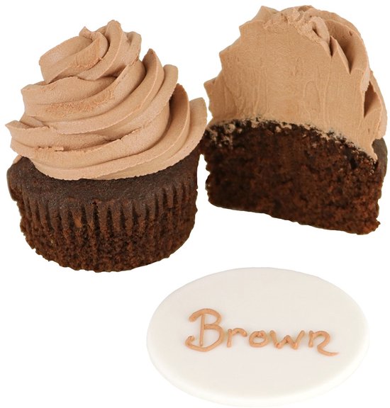 Chocolade cupcake met bruine botercrème en een stukje naast een ronde witte disc met 'Brown' in bruine letters.
