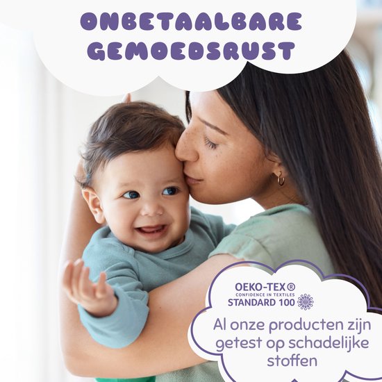 Moeder knuffelt met haar baby. De baby draagt een blauw shirt. De tekst 'OEKO-TEX' is zichtbaar.