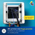 Witte 3D-printer, van achteren gezien, met blauw filament dat uit de printkop komt. Tekst: 'Nauwkeurigheid 0,05 - 0,2 mm'.