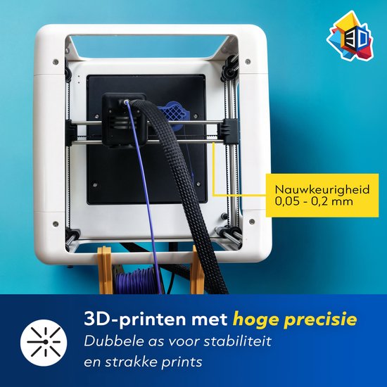 Witte 3D-printer, van achteren gezien, met blauw filament dat uit de printkop komt. Tekst: 'Nauwkeurigheid 0,05 - 0,2 mm'.
