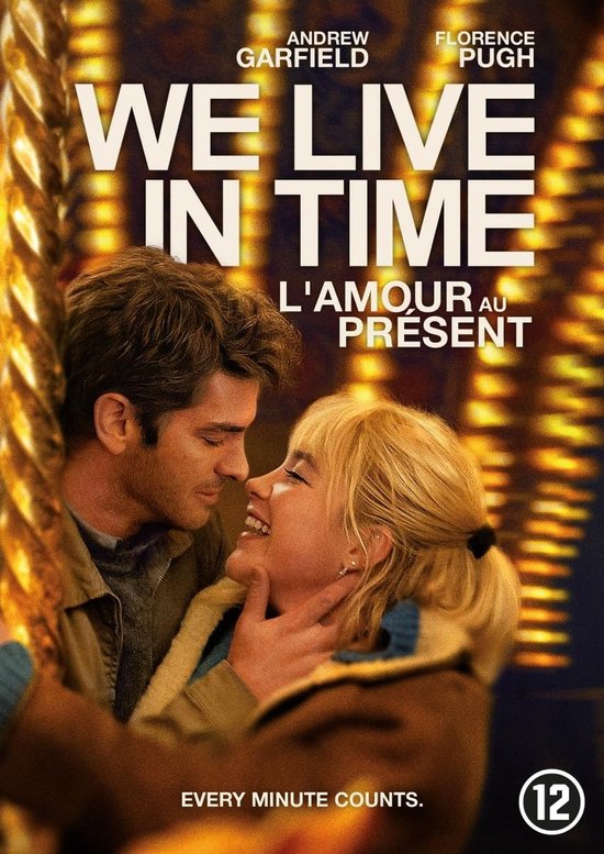 Filmcover: Andrew Garfield en Florence Pugh omhelzen elkaar op de poster voor "We Live In Time".