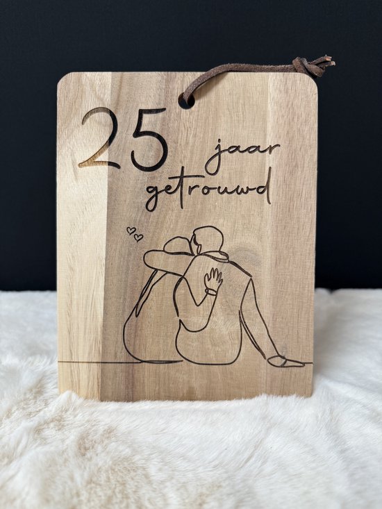 Houten bord met de tekst "25 jaar getrouwd" en een illustratie van een stel.