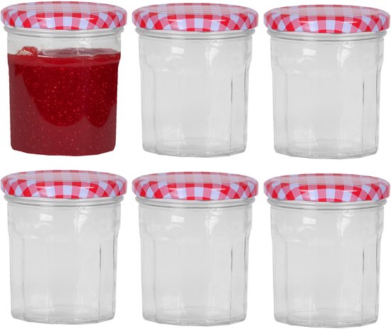 Six bocaux en verre avec couvercles à carreaux rouges et blancs, dont un rempli de confiture rouge.