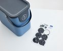 Blauwe sorteeremmer met donkergrijs deksel, hengsel en stickervel.