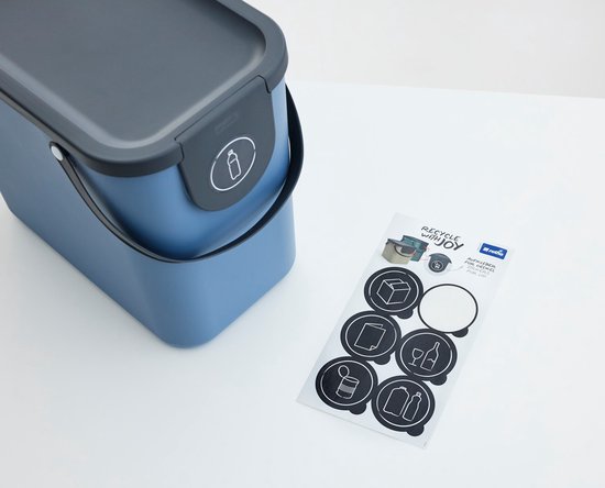Blauwe sorteeremmer met donkergrijs deksel, hengsel en stickervel.