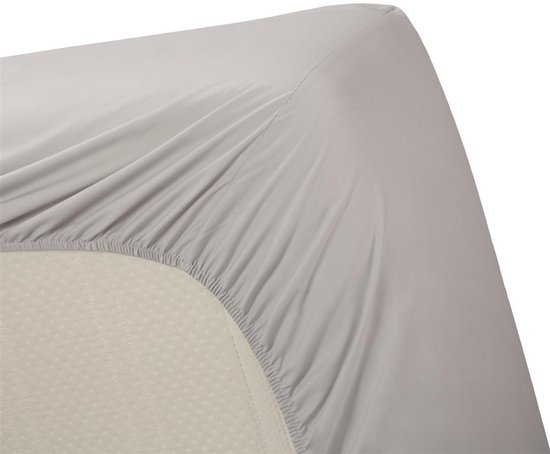 Lichtgrijs hoeslaken op een matras.