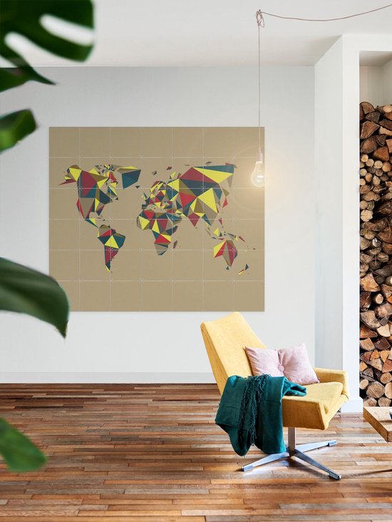 Carte du monde avec des motifs géométriques rouge, jaune et bleu, accrochée au mur dans un salon.