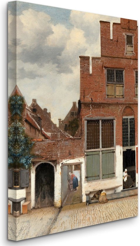 Een schilderij van een bakstenen gevel met groene luiken en een geplaveide straat. Twee vrouwen in klederdracht staan in een deuropening.
