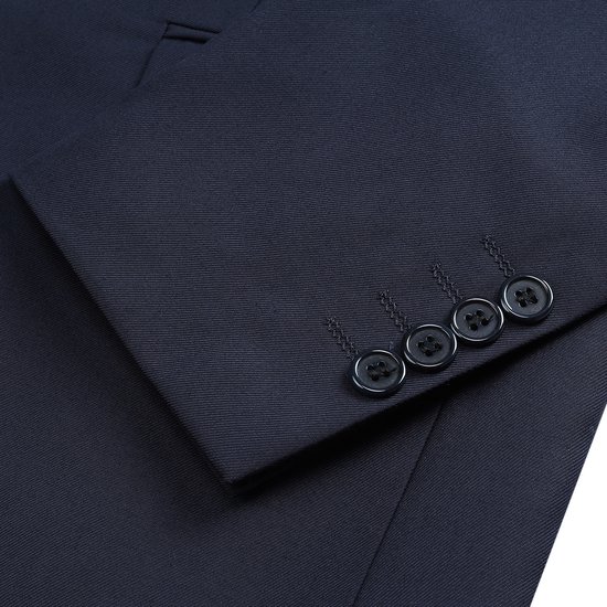 Donkerblauwe blazer, detail van de knopen op de mouw.