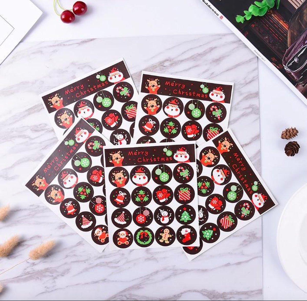 Stickervellen kerst - 1+1 gratis! = 4 vellen stickers kerst op donkerbruine achtergrond - Actie: 64 stuks = 4 vellen)