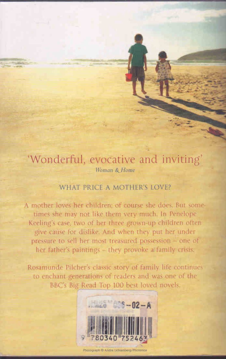 Achterkant van het boek "The Shell Seekers" met een afbeelding van twee kinderen op het strand en tekst over de inhoud.