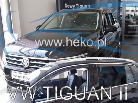 Donkere zijwindschermen op een zwarte VW Tiguan met tekst 'Nowy Tiguan' en 'VW TIGUAN II'.