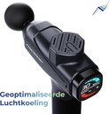Detail van een zwarte massage gun, met focus op geoptimaliseerde luchtkoeling. Tekst: 'Geoptimaliseerde Luchtkoeling'.