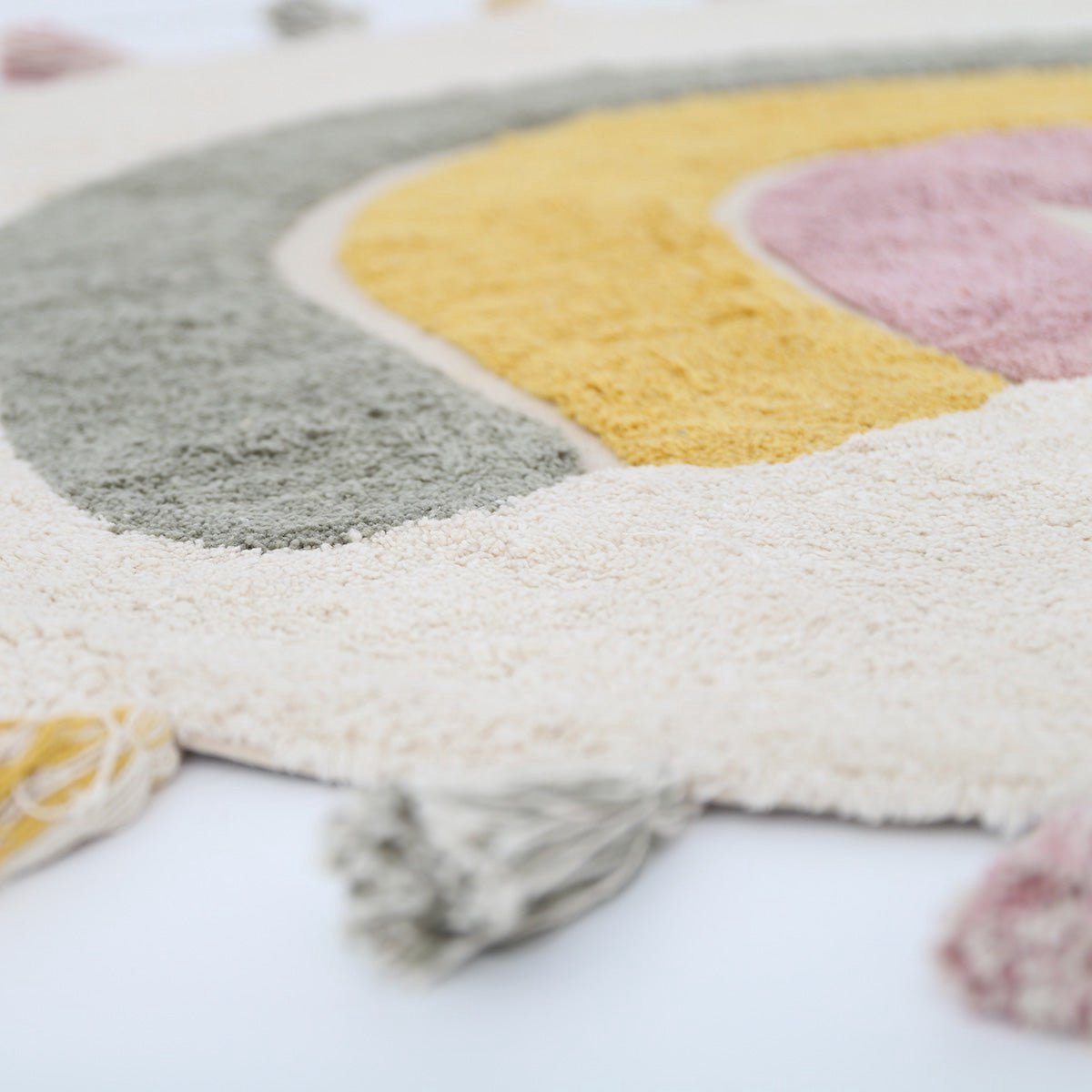 Nattiot - Wasbaar katoenen kindervloerkleed in regenboogkleuren met RAINBOW MOSS-pompons