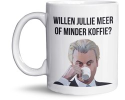 NietMokken.nl - Grappige Mok – “Willen Jullie Meer of Minder Koffie?” – Geert Wilders Mok – Leuk als Cadeau – Grappige Koffiemok – Aan Beide Zijden Bedrukt – Vaatwasser- en Magnetronbestendig - Keramische Tas 325ml