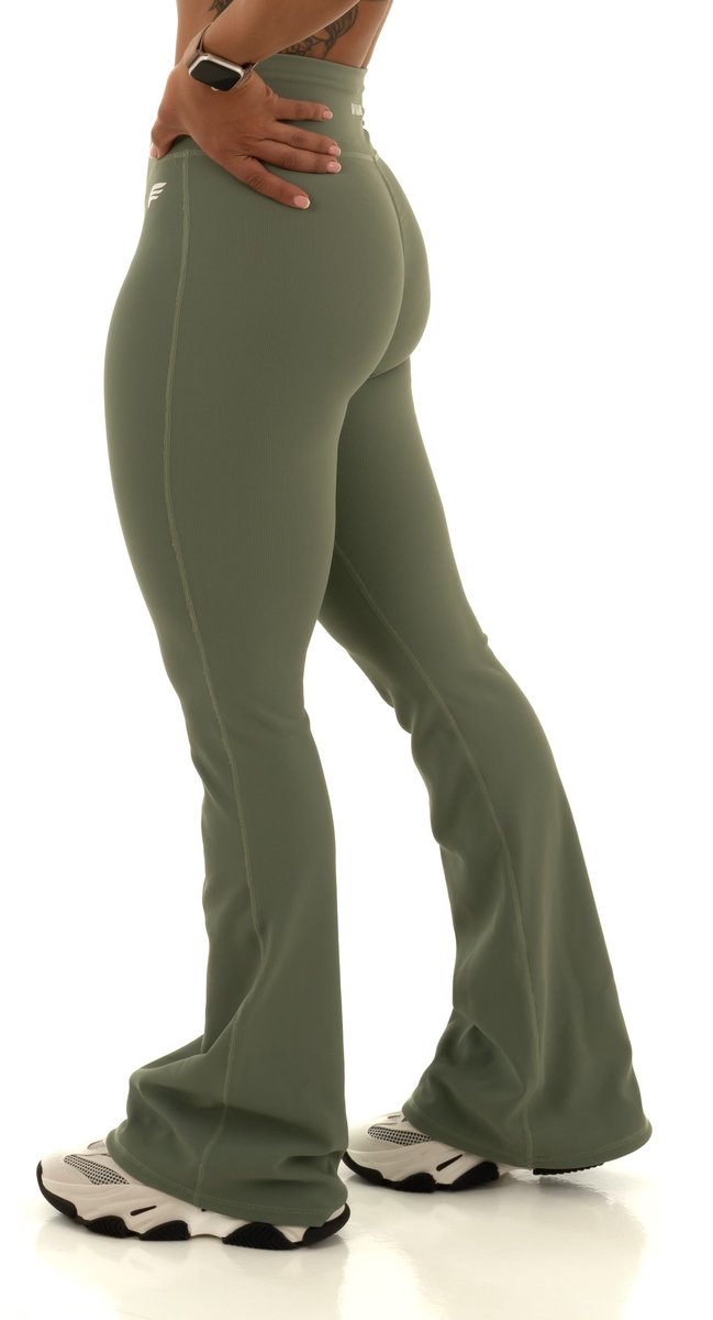 Dames Sportlegging – High Waist & Peach Buttocks Effect – Versa Flared Legging Squatproof & Shaping – Geribbelde Stof – Yoga, Fitness & Casual – DM Training (groen)