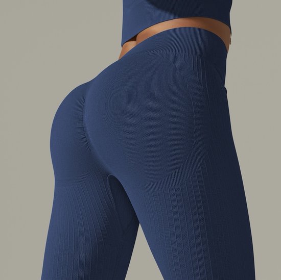 Detail van een blauwe, geribde legging met hoge taille en contournaden op de billen.