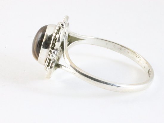 Zijkant van een zilveren ring met een ovale tijgeroog edelsteen.