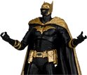 Close-up van een actiefiguur van Batman met een gouden masker en cape, zwart pak met gouden vleermuislogo en gouden riem.