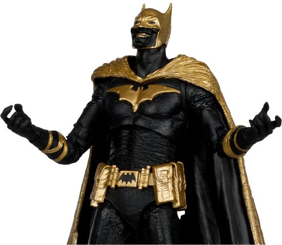 Close-up van een actiefiguur van Batman met een gouden masker en cape, zwart pak met gouden vleermuislogo en gouden riem.