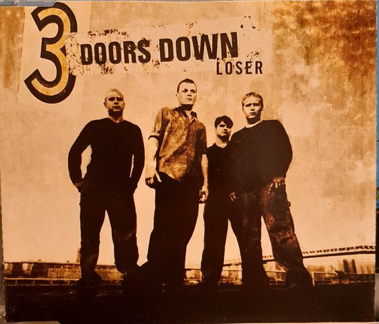 Vier mannen staan op een foto, met het logo '3 Doors Down Loser' erboven.