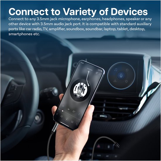 Een hand houdt een smartphone vast die is aangesloten op een auto-infotainmentsysteem via een zwarte 3.5mm aux kabel.