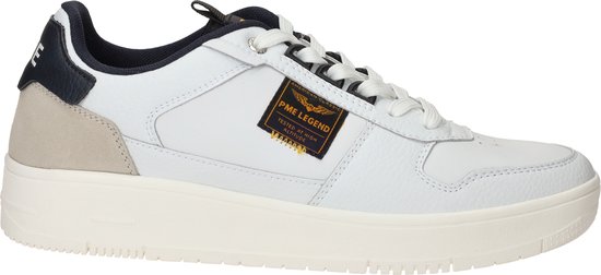 Sneaker blanche avec accents bleu marine et daim beige au talon. Logo PME LEGEND sur le côté.