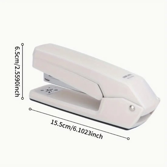 Witte nietmachine "deli NO.78434" met afmetingen 15.5cm lengte en 6.5cm hoogte, op een witte achtergrond.