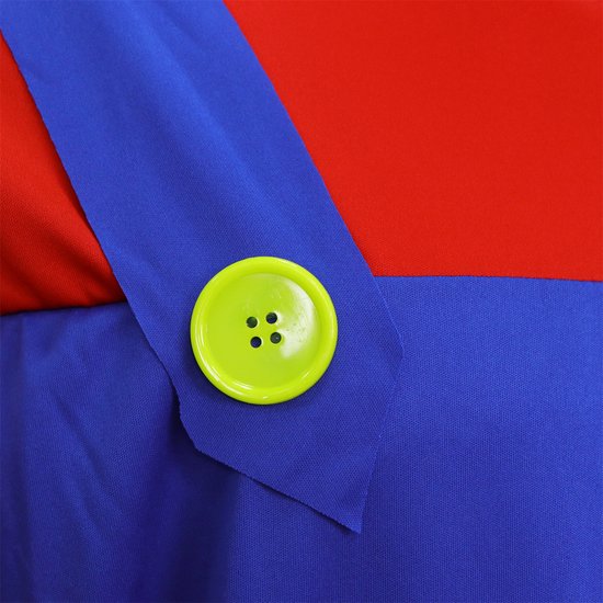 Detail van een geel met groen knoop op de blauwe tuinbroek van een Mario-kostuum.