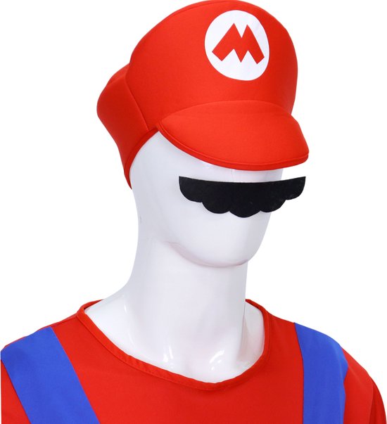 Rode Mario-pet met 'M'-logo en zwart snor op een witte paspop.