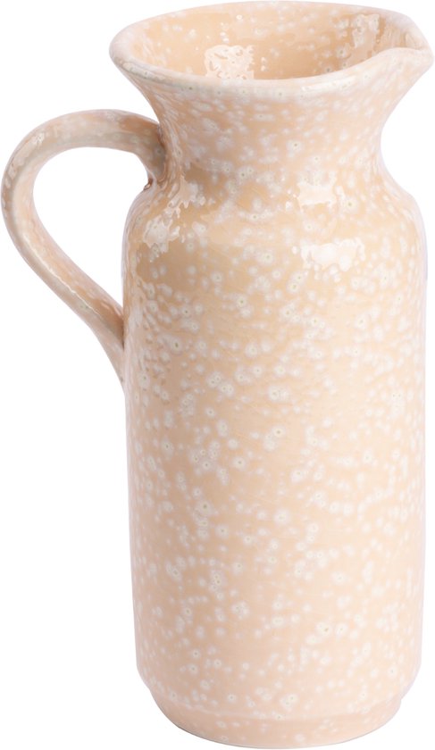 Lichtroze schenkkan van aardewerk met een gespikkeld patroon en een handvat.