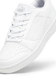 Witte leren sneaker met Puma logo op de tong, zijkant en zool. Vetersluiting.