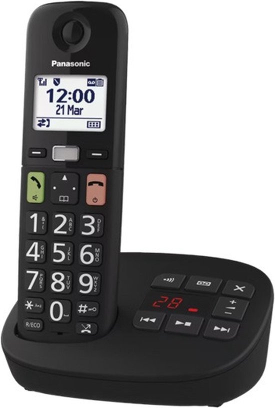 Zwarte Panasonic DECT-telefoon met grote toetsen en display, op een laadstation, geïsoleerd.