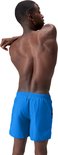 Homme tournant le dos, dos visible, portant un short de bain Speedo bleu vif.