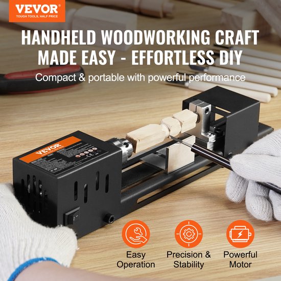 Mini houtdraaibank met handbescherming in gebruik. Gemakkelijke bediening, precisie & stabiliteit, krachtige motor.