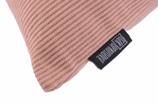 Roze corduroy kussenhoes met een fijn ribbelpatroon en een label met 'Gek op Kussens!'.