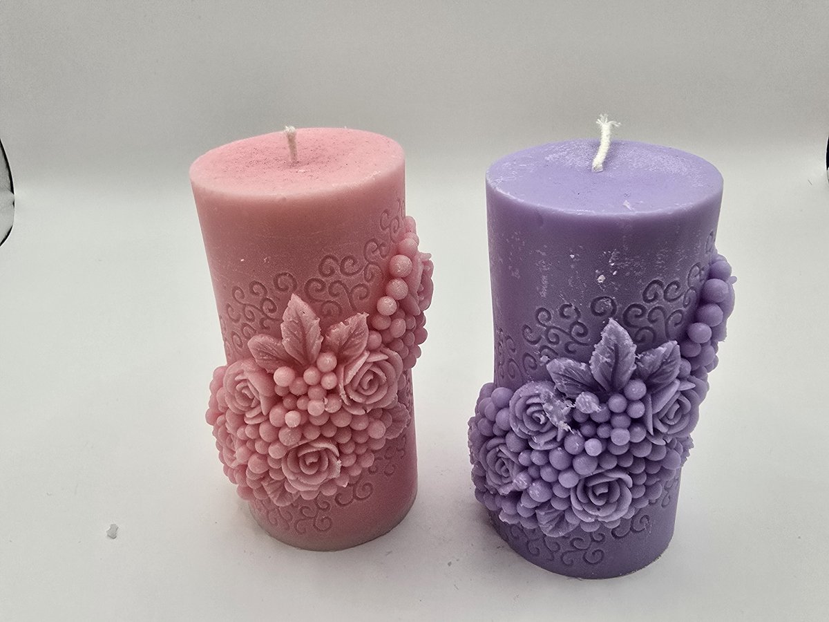 Luxe Handgemaakte Geurkaarsen Set – 2 Stuks (Paars & Roze) – 3D Roos Gravure – Vanillegeur – Lange Brandtijd (8 Uur) – Natuurlijke Palmwas – Sfeervolle Decoratie – Perfect Cadeau voor Vrouwen & Speciale Gelegenheden