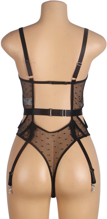 Achterkant van een zwarte kanten bodysuit met jarretels, op een paspop.