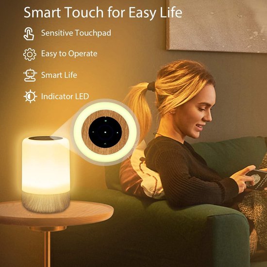 Une femme est assise sur un canapé avec un téléphone, à côté d'une table avec une lampe LED à gradation en grain de bois. Texte "Smart Touch for Easy Life".