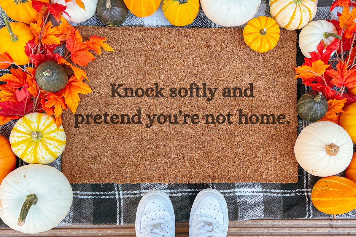 Laser Point Knock Softly And Pretend You Are Not Home | 90x60 cm | Nieuwe huis cadeau | Ingangsmat | Deurmat met stijl | Verhuizing cadeau | Praktisch & trendy | Perfect voor binnenkomst | Cadeau voor nieuwe woning Bruin | Zwart (Gravering 90x60)