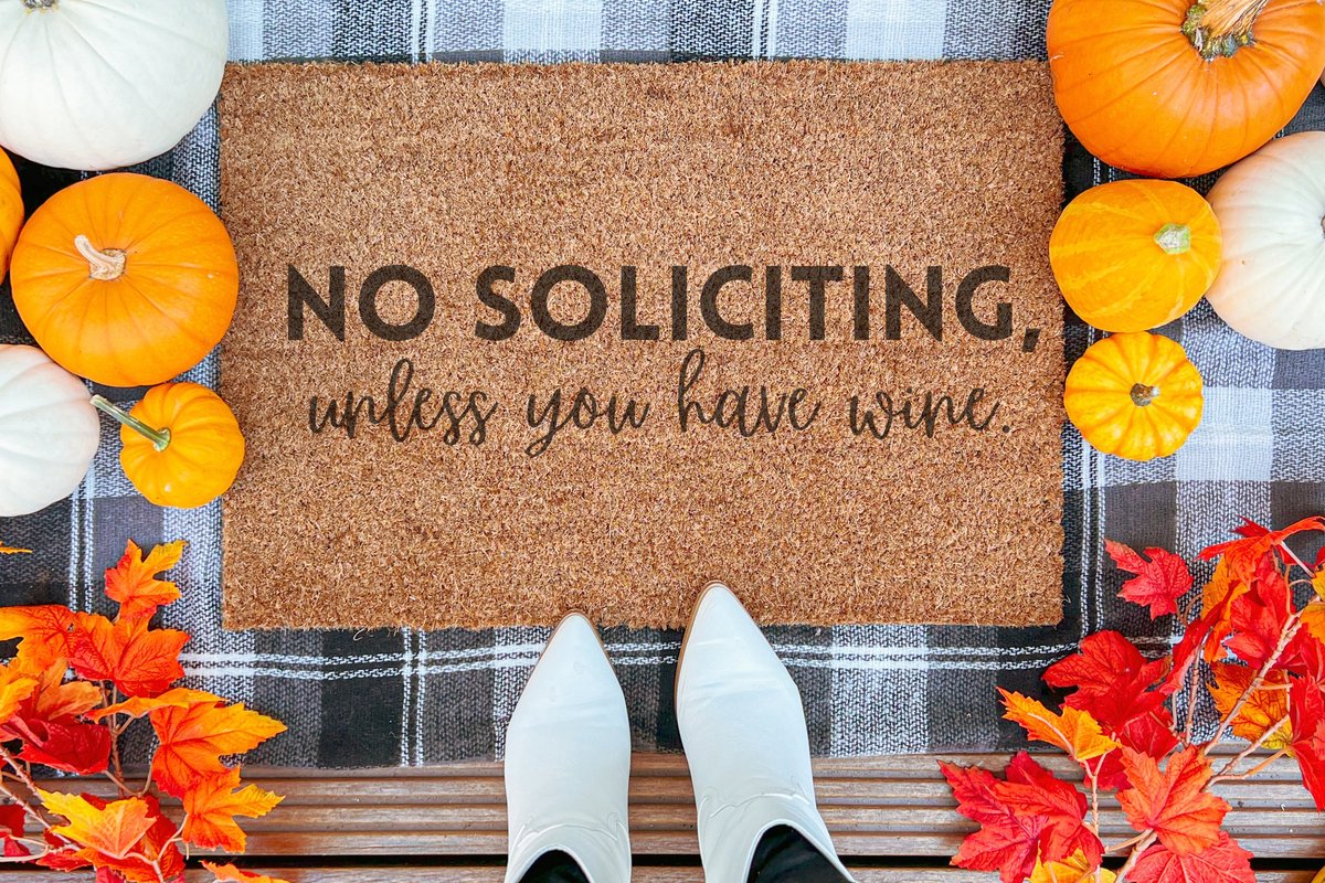 Laser Point No Soliciting Unless You Have Wine | 90x60 cm | Nieuwe huis cadeau | Ingangsmat | Deurmat met stijl | Verhuizing cadeau | Praktisch & trendy | Perfect voor binnenkomst | Cadeau voor nieuwe woning Bruin | Zwart (Gravering 90x60)
