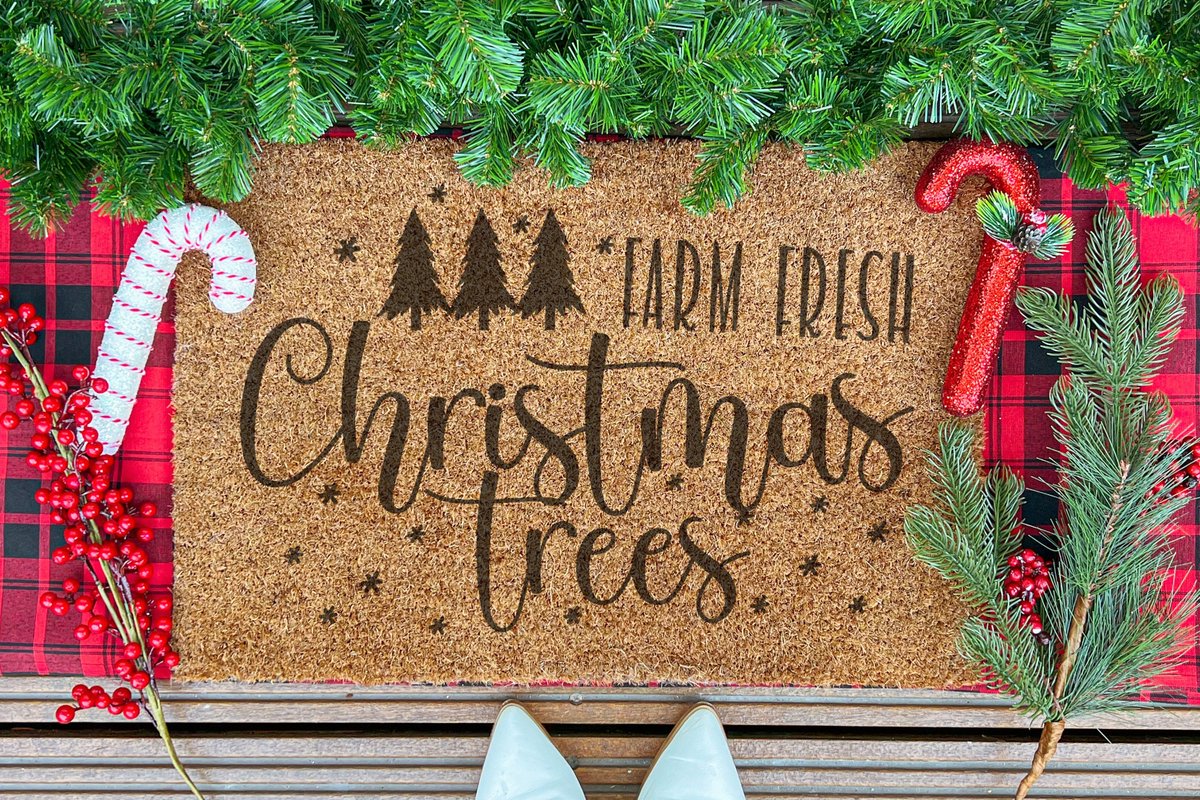 Laser Point Farm Fresh Christmas Trees | 90x60 cm | Nieuwe huis cadeau | Ingangsmat | Deurmat met stijl | Verhuizing cadeau | Praktisch & trendy | Perfect voor binnenkomst | Cadeau voor nieuwe woning bruin | zwart (gravering 90x60)