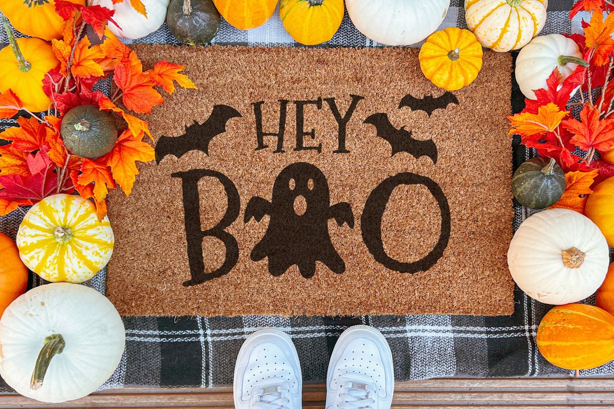 Laser Point Hey Boo Halloween | 90x60 cm | Nieuwe huis cadeau | Ingangsmat | Deurmat met stijl | Verhuizing cadeau | Praktisch & trendy | Perfect voor binnenkomst | Cadeau voor nieuwe woning Bruin | Zwart (Gravering 90x60)