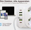 Multiprise blanche avec ports USB-A et USB-C, chargeant un ordinateur portable, une tablette et un smartphone.