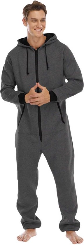 Man in grijze onesie met capuchon, lachend met handen gevouwen. Zwarte rits, zwarte boorden.