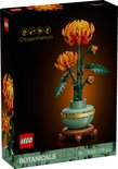 Chrysanthème Lego dans un vase vert avec une bande dorée et un socle marron. Les fleurs sont orange et rouges.