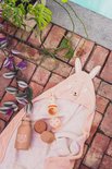 Roze Trixie drinkfles met kattenafbeelding op een roze badcape met konijnenoren.