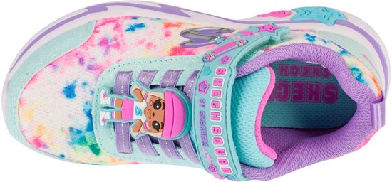 Wit/mint sneaker met tie-dye print, paarse en roze accenten, en een speelse figuur op de veters.
