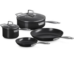 ​Le Creuset Essential Non-Stick Ceramic Pannenset - 4-delig - Inclusief Koekenpannen van 20 cm en 28 cm, Steelpan van 18 cm en Hapjespan van 26 cm - Keramische Antiaanbaklaag - Geschikt voor Alle Warmtebronnen, Inclusief Inductie​