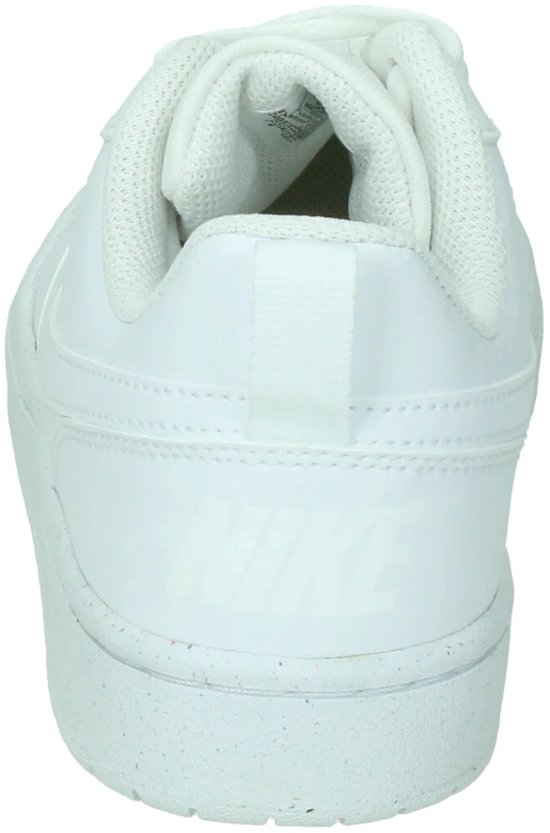Achterkant van witte Nike sneakers met Nike logo op de gespikkelde zool.